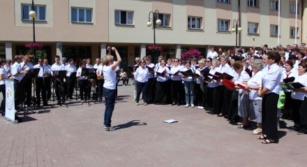 Koncert chórów na placu Hoffa