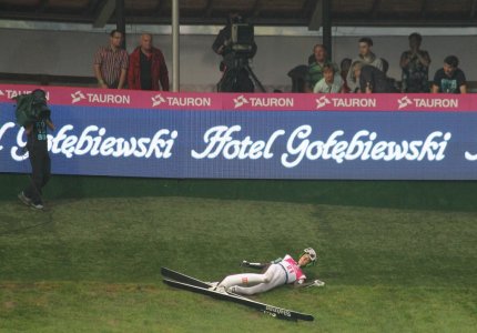 Niegrożny upadek jednego z zawodników