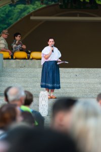 Dyrektor Wislańskiego centrum Kultury rozpoczynająca Noc Świętojańską