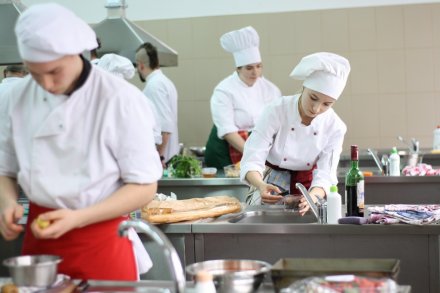 Uczestnicy konkursu przygotowują potrawy