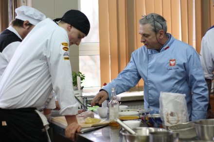 Uczestnicy konkursu przygotowują potrawy