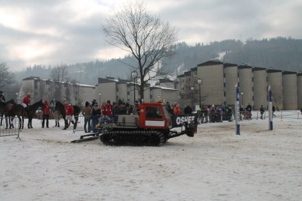 W przerwie ratrakowanie boiska