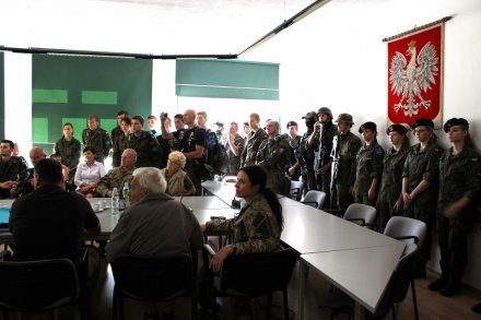 Uczestnicy Pikniku Spadochroniarskiego w strojach wojskowych w sali sesyjnej UM