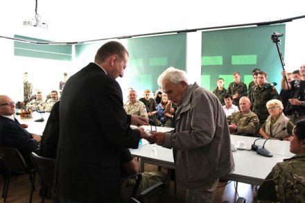 Piotr Wybraniec wręcza pamiątkową odznakę ostatniemu z żyjących Cichociemnych kpt. Aleksandrowi Tarnawskiemu