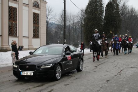 Defilada koni głównym deptakiem