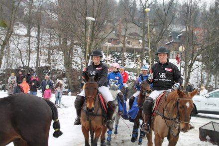 Defilada koni przy boisku w Parku Kopczyńskiego