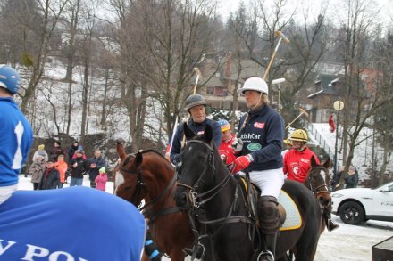 Defilada koni przy boisku w Parku Kopczyńskiego