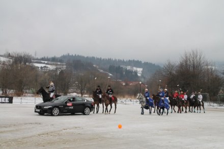 Prezentacja drużyn na boisku