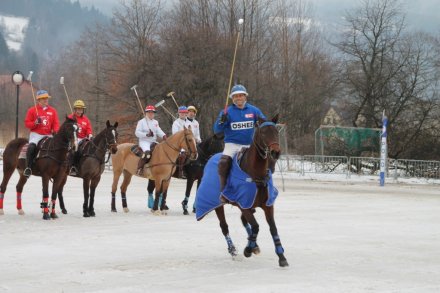 Prezentacja poszczególnych zawodników na boisku