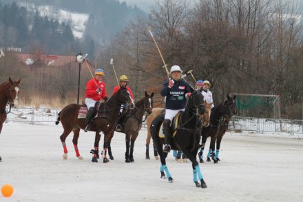 Prezentacja poszczególnych zawodników na boisku