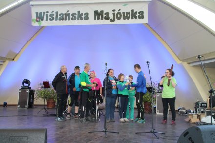Rozdanie nagród uczestnikom marszu nordic walking