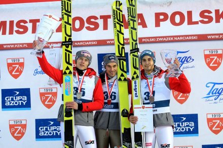 Najlepsi skoczkowie Mistrzostw Polski na podium - (od lewej) Dawid Kubacki, Piotr Żyła i Maciej Kot