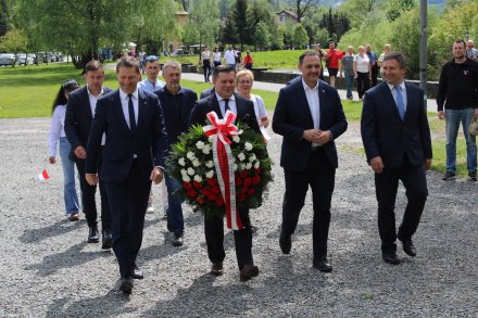 Złożenie kwiatów pod Pomnikiem Poległych i Walczących o Polskość i Wolność Ojczyzny