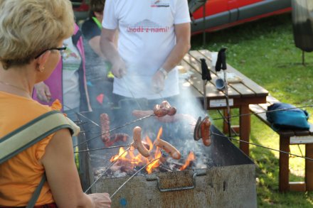 Wspólne pieczenie kiełbasy