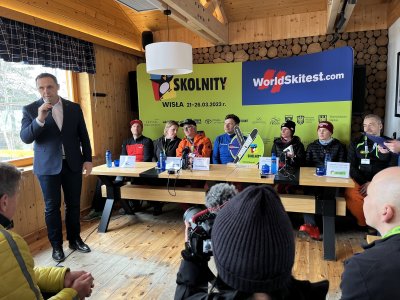 Konferencja prasowa World Skitest na Skolnitym - podziękowania w imieniu władz miasta składa sekretarz Sylwester Foltyn