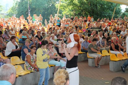 Bożena Mielnik śpiewa wśród publiczności