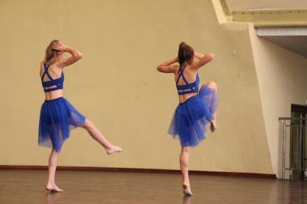 Formacje taneczne pokazujące układy taneczne