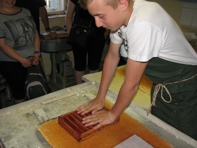 Młodzież polska wykonuje papier czerpany.
