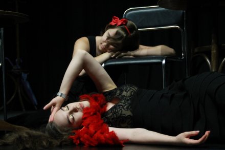 Grupa teatralna "Twarzą w twarz" w wykonaniu sztuki Sławomira Mrożka "Wdowa"