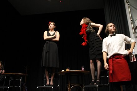 Grupa teatralna "Twarzą w twarz" w wykonaniu sztuki Sławomira Mrożka "Wdowa"