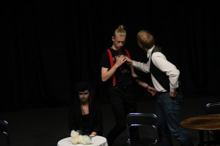 Grupa teatralna "Twarzą w twarz" w wykonaniu sztuki Sławomira Mrożka "Wdowa"