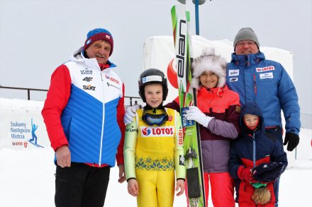 Wiktor Szozda z rodzicami i prezesem WSS Wisła - fot. PZN