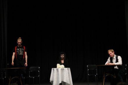 Grupa teatralna "Twarzą w twarz" w wykonaniu sztuki Sławomira Mrożka "Wdowa"