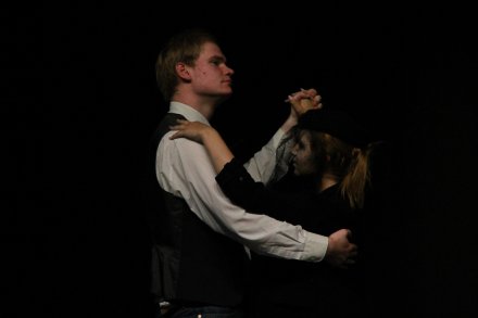 Grupa teatralna "Twarzą w twarz" w wykonaniu sztuki Sławomira Mrożka "Wdowa"