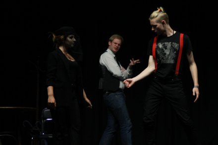 Grupa teatralna "Twarzą w twarz" w wykonaniu sztuki Sławomira Mrożka "Wdowa"