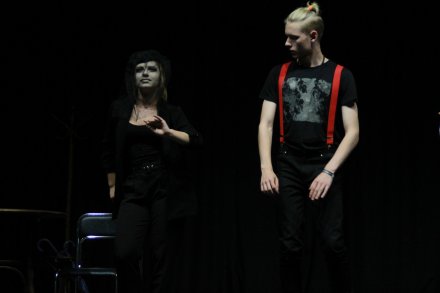 Grupa teatralna "Twarzą w twarz" w wykonaniu sztuki Sławomira Mrożka "Wdowa"