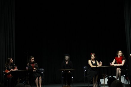 Grupa teatralna "Twarzą w twarz" w wykonaniu sztuki Sławomira Mrożka "Wdowa"