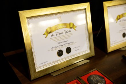 Dyplomy i medale dla uhonorowanych