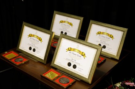 Dyplomy i medale dla uhonorowanych