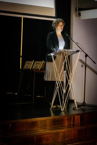 Dr Renata Czyż na scenie biblioteki