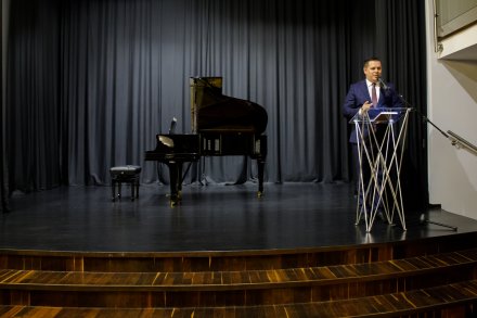 Burmistrz Tomasz Bujok podczas przemówienia