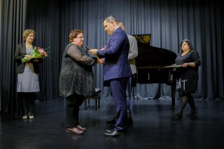Beata Mendrek odbierająca medal z rąk burmistrza Tomasza Bujoka