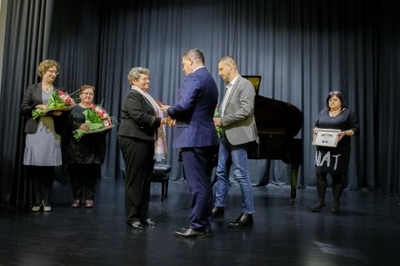 Danuta Szczypka odbierająca medal z rąk burmistrza Tomasza Bujoka