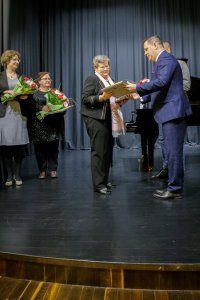 Danuta Szczypka odbierająca medal z rąk burmistrza Tomasza Bujoka
