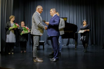 Medal dla śp. Jerzego Kufy odbiera Waldemar Chrapek