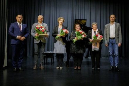 Zespół Redakcyjny Monografii Wisły wraz z burmistrzem Tomaszem Bujokiem oraz przewodniczącym Januszem Podżorskim