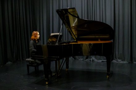 Elżbieta Podżorska przy fortepianie