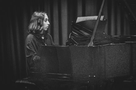 Elżbieta Podżorska przy fortepianie