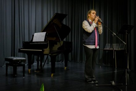 Liliana Arsenicz na scenie biblioteki