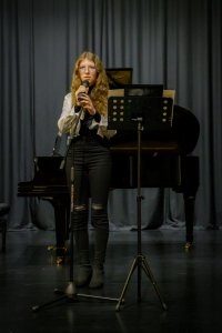 Lena Pustówka podczas występu