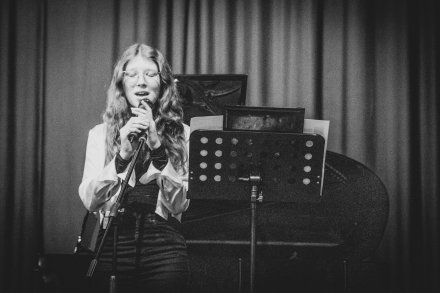 Lena Pustówka w trakcie występu