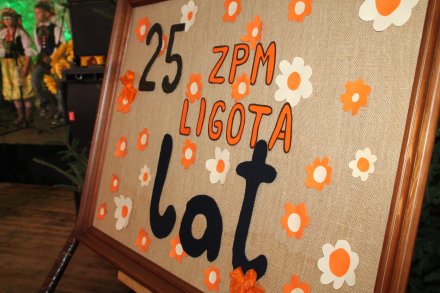 Tablica z napisem "25 lat ZPM LIGOTA"