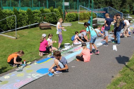 Wspólne malowanie wielkiego plakatu