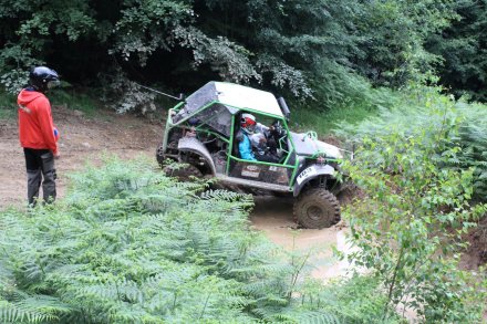 Auto na torze off-roadowym