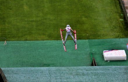 Piątkowe zawody w skokach narciarskich