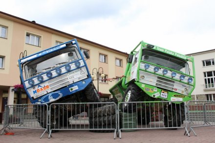 Ciężarówki rajdowe na placu Hoffa